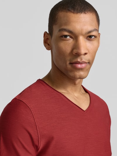 Męski t-shirt z prążkowanym okrągłym dekoltem od MCNEAL, krój regular fit, długość tyłu w rozmiarze M: 65 cm, zbliżenie na górną część ciała