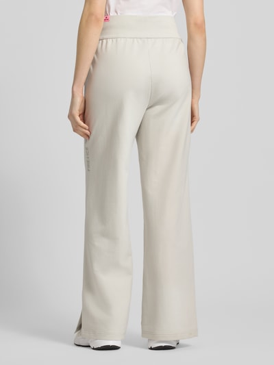 Frauenmodel trägt Hose mit elastischem Bund Modell 'ANNY' von FIRE + ICE aus Baumwoll-Mix mit Stretch-Anteil in Wide-Leg-Passform, Ganzkörperansicht Rückansicht.