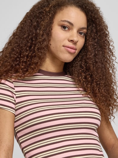 Frauenmodel trägt Slim Fit T-Shirt mit Rundhalsausschnitt Modell 'Sally' von Topshop, elastischer Baumwoll-Mix, Strukturmuster, Nahaufnahme Oberkörper