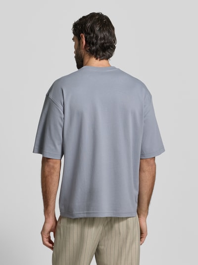 Männermodel trägt Relaxed Fit T-Shirt aus reiner Bio-Baumwolle von JAKE*S STUDIO MEN in Hellgrau mit Rundhalsausschnitt, Ganzkörperansicht Rückansicht.
