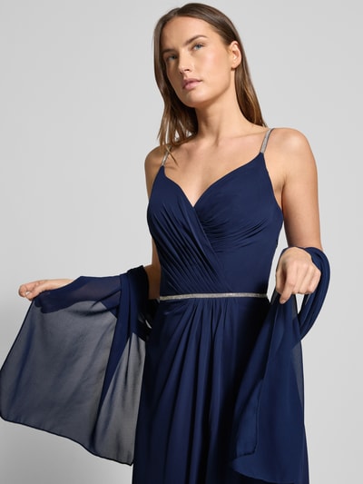 Modelka kobieca nosi granatową suknię wieczorową z ozdobnymi kamieniami od LUXUAR FASHION, taliowany krój, dekolt serce, ramiączka spaghetti, marszczenia, podszewka, zamek z tyłu, widok na górną część ciała z przodu.