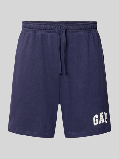 Produktfoto, Straight Fit Shorts mit Logo-Stitching Modell 'Arch' von GAP in Dunkelblau aus Baumwoll-Mix, elastischer Bund mit Tunnelzug, weiße Logo-Stickerei.