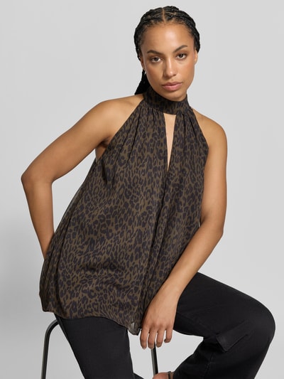 Frauenmodel trägt Relaxed Fit Bluse mit Neckholder von ROTATE, Allover-Animal-Print, ärmellos, Schlüssellochausschnitt, dunkle Töne, Nahaufnahme Oberkörper.