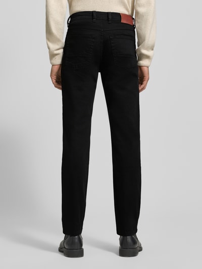 Männermodel trägt Regular Fit Jeans mit Eingrifftaschen von bugatti in Schwarz, Baumwoll-Elasthan-Mix, Ganzkörperansicht Rückansicht.