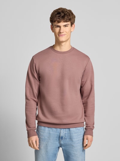 Męski model nosi Regular Fit Sweatshirt aus Baumwoll-Mix Modell 'CERES' od Only & Sons, kolor jednolity, widok całej sylwetki z przodu.
