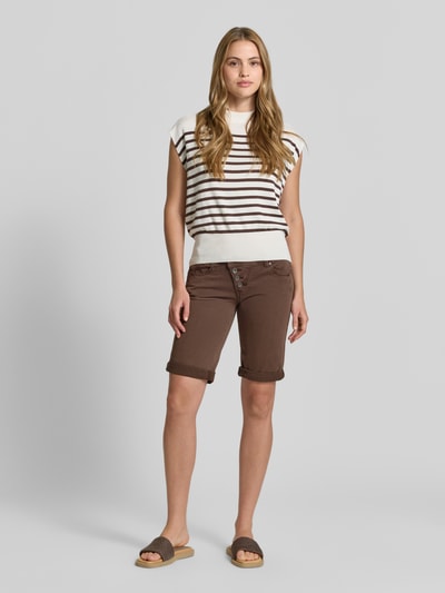 Frauenmodel trägt Bermudas mit Knopfleiste Modell 'Malibu' von Buena Vista aus Baumwoll-Mix mit Viskose-Anteil, Regular-Fit, Eingrifftaschen, braune Farbe, Ganzkörperansicht von vorne.