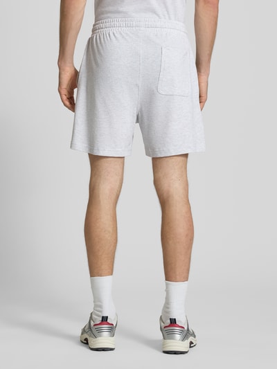 Männermodel trägt Regular Fit Poloshirt aus reiner Baumwolle von Tommy Jeans, Optik: Unifarben, Materialverarbeitung: Jersey, Ganzkörperansicht Rückansicht.