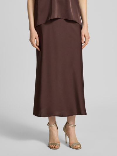 Frauenmodel trägt Satinrock mit elastischem Bund von V by Vera Mont, Midilänge, brauner Satin, gerader Schnitt, Ganzkörperansicht von vorne.