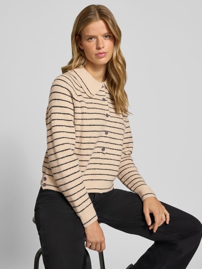 Vrouwenmodel draagt Relaxed Fit gebreide pullover met polokraag Model 'True' van Topshop, beige met zwarte strepen, tricotlook, elastische materiaalmix, ribboorden, met lange mouwen, ruglengte maat S 53 cm, mouwlengte maat S 72 cm, voorkant bovenlichaam close-up.
