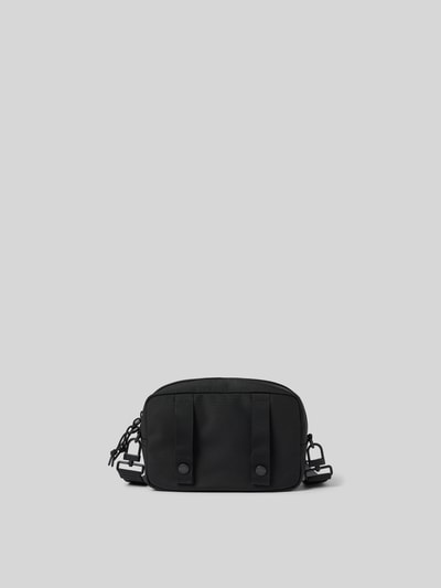 Produktfoto, schwarze Crossbody Bag mit Logo-Stitching von Kenzo, Strukturmuster, abnehmbarer Schulterriemen, Steckfach innen, kompakte Form.
