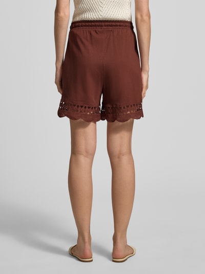 Frauenmodel trägt Regular Fit Shorts aus reiner Baumwolle Modell 'GABBY' von Vero Moda in Braun, unifarben, elastischer Bund, Jersey, Ganzkörperansicht Rückansicht.