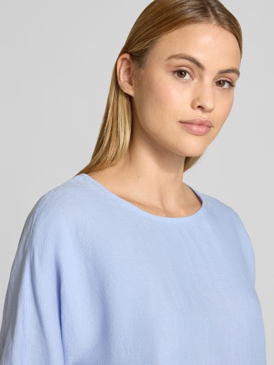 Frauenmodel trägt Leinenbluse mit Kordelzug und Rundhalsausschnitt von Fynch-Hatton in Hellblau, Reines Leinen, Loose-Fit, 3/4-Arm, Nahaufnahme Oberkörper.