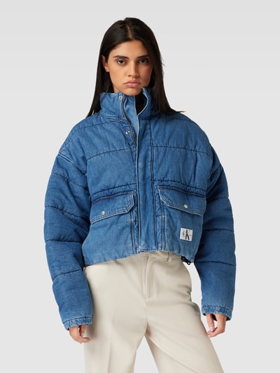 Calvin Klein Jeans Cropped Steppjacke mit Label-Detail Modell 'LIGHT DENIM' Jeansblau 4