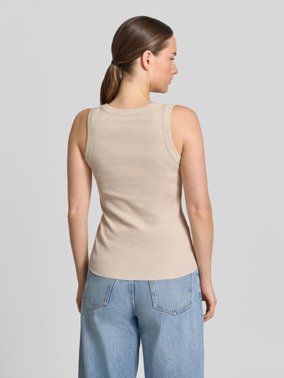 Modelka kobieca ma na sobie beżowy Tanktop mit Rundhalsausschnitt Modell 'TAVIRA' od Drykorn z czystej bawełny, dopasowany krój, prążkowana faktura, długość tyłu w rozmiarze S: 41 cm, widok całej sylwetki z tyłu.