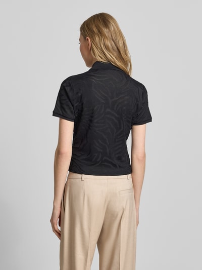 Kobiece modelka nosi Regular Fit Poloshirt aus Viskose-Mix Modell 'DEMETRI' von HUGO, efekt: wzór zwierzęcy na całej powierzchni, półprzezroczysty materiał, kołnierzyk polo, krótki rękaw, zakończenie rękawów: prążkowane, mieszanka wiskozy, Ganzkörperansicht Rückansicht.