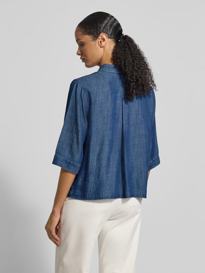 Frauenmodel trägt Relaxed Fit Bluse aus Lyocell-Leinen-Mix Modell 'BEA' von 0039 Italy in Blau mit Hemdblusenkragen, Brusttaschen und 3/4-Arm, Rückansicht, Kontext: Rückenlänge bei Größe S 55 cm, Ärmellänge 37 cm.