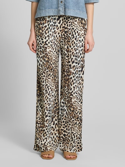 Frauenmodel trägt Hose aus Viskose mit elastischem Bund von Emily Van den Bergh im Allover-Leo-Look, relaxed Fit, Nahaufnahme Unterkörper.