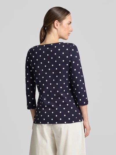 Frauenmodel trägt Shirt aus reiner Baumwolle mit 3/4-Arm von Christian Berg Woman, dunkelblau mit weißen Punkten, taillierte Passform, U-Boot-Ausschnitt, Rückenlänge bei Größe 36: 60 cm, Ganzkörperansicht Rückansicht.