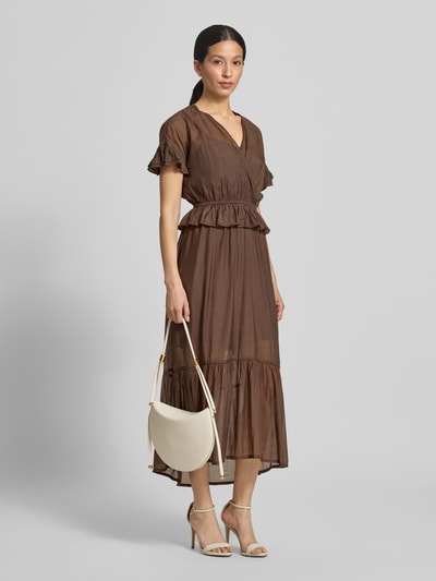 Frauenmodel trägt Maxikleid aus Viskose-Mix im Stufen-Look Modell 'Gunnvor' von mbyM in Braun, V-Ausschnitt, Ganzkörperansicht von vorne.