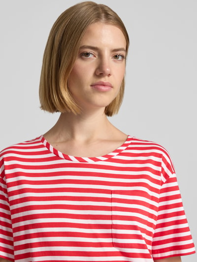 Frauenmodel trägt T-Shirt im Allover-Look mit Rundhalsausschnitt von monari in Rot-Weiß, reine Baumwolle, Regular Fit, Nahaufnahme Oberkörper.