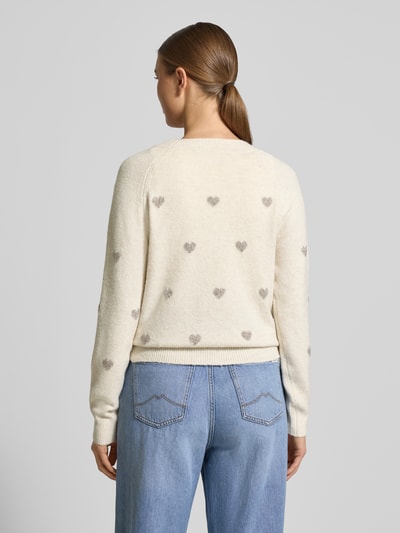 Vrouwenmodel draagt Regular fit gebreide pullover met intarsia model 'DOFFY INTARSIA' van Vero Moda, look: effen, all-over motief, applicatie met labelstitching, ronde hals, lange mouwen, mouwboord en rompzoom geribd, materiaalverwerking: knitwear, ganzkörperansicht rückansicht.