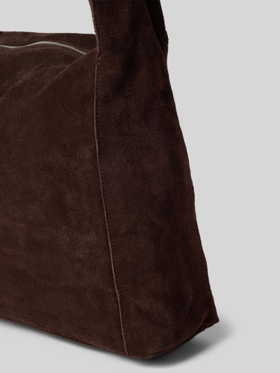 Produktfoto, Handtasche aus Rindsleder Modell 'PIRAMIDE' von Mango, Hauptfach mit Reißverschluss, Schulterriemen, Breite 34 cm, Länge 39 cm, Tiefe 11 cm, Länge Schulterriemen 65 cm, dunkelbraune Oberfläche, weiche Textur, klare Kanten, dezente Naht.