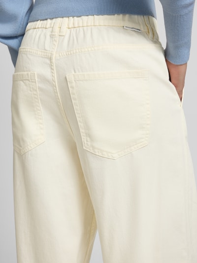 Frauenmodel trägt Regular Fit Jeans aus Baumwoll-Mix mit Lyocell-Anteil Modell 'Stini' von Marc O'Polo Denim, Optik: Unifarben, Detailaufnahme der Rückansicht.