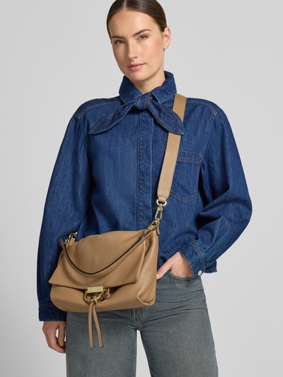 Kobiece model prezentuje Shoulder Bag aus echtem Leder Modell 'NANA' od Abro z fakturowanym wzorem, beżowa barwa, Główna przegroda z klapką i zapięciem na magnes, ściąganie, odpinany pasek na ramię, uchwyt, przegródka zapinana na zamek błyskawiczny, Szerokość w rozmiarze 1: 33 cm, Długość w rozmiarze 1: 20 cm, Głębokość w rozmiarze 1: 10 cm, Długość paska na ramię w rozmiarze 1: 108 cm, Ganzkörperansicht z przodu