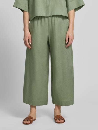 Frauenmodel trägt Culotte aus Leinen mit elastischem Bund Modell 'CANNETI' von MM by Max Mara in grün, Wide Leg Fit, Nahaufnahme Oberkörper.