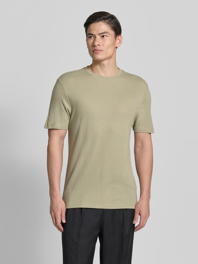 Mannenmodel draagt Regular Fit T-shirt uit Lyocell-Leinen-Mix model 'DULEROSTEE' van HUGO, look: effen, met labelapplicatie, ronde hals, korte mouw, mix van lyocell en linnen, regular fit pasvorm, heren T-shirt, Ganzkörperansicht van voren.