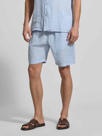 Männermodel trägt Shorts mit elastischem Bund und Gesäßtasche von MCNEAL aus Reine Baumwolle in Regular-Fit, hellblau, Nahaufnahme Oberschenkel.