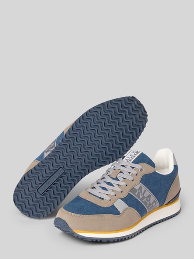 Produktfoto, Sneaker mit Label-Details Modell 'COSMOS' von Napapijri, zaokrąglony nosek, sznurowane, gumowa podeszwa, wysokość obcasa 3 cm, wysokość cholewki 9 cm, szerokość w rozmiarze 44: 7 cm, kolory niebieski, szary i żółty, gładka i zamszowa faktura