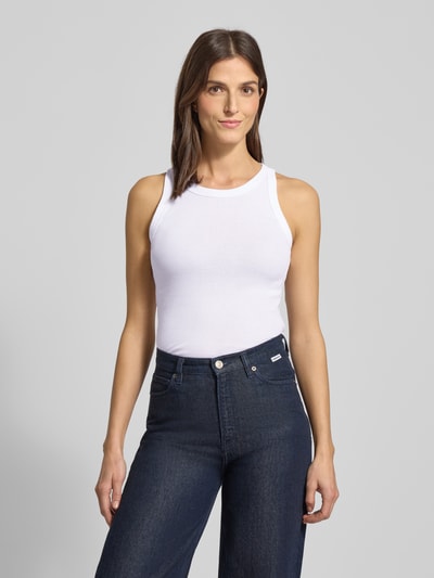 Frauenmodel trägt Shaped Fit Tanktop aus Ripp-Jersey mit Rundhalsausschnitt von Marc O'Polo, Optik: Unifarben, Material: Reine Baumwolle, breite Träger, Passform: Shaped Fit, Brustweite 34 cm, Rückenlänge 59 cm, Nahaufnahme Oberkörper.