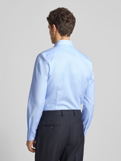 Männermodel trägt Slim Fit Businesshemd in Premiumqualität von OLYMP, Optik: Unifarben, Baumwoll-Mix, Twillgewebe, Ganzkörperansicht Rückansicht.