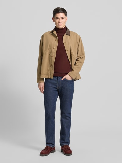 Männermodel trägt Rollkragenpullover aus Viskose-Mix Modell 'Nick' van Cinque in regular fit, rode kleur, elastische boorden, volledige lichaamsvoorzijde.