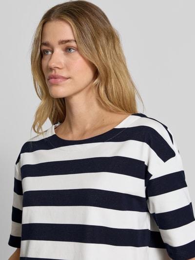 Vrouwenmodel draagt Sweatshirt mit 1/2-Arm und Rundhalsausschnitt van monari, katoenmix, loose fit, labeldetail, zwart-wit gestreept, halve mouw, ronde hals, close-up bovenlichaam.