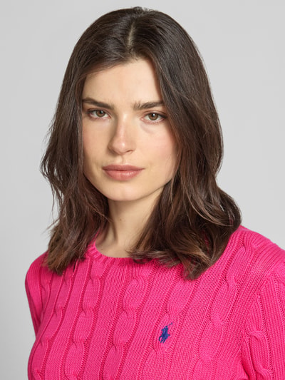 Frauenmodel trägt Strickpullover mit Zopfmuster Modell 'JULIANNA' von Polo Ralph Lauren in Pink, Reine Baumwolle, Slim-Fit, Label-Stitching, Rundhalsausschnitt, Nahaufnahme Oberkörper
