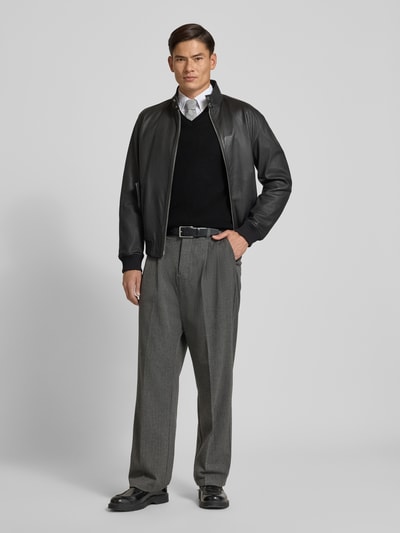 Mannelijk model draagt Strickpullover aus Merinowolle mit V-Ausschnitt van Polo Ralph Lauren, regular fit, label-stitching, zwart, V-hals, zuivere merinowol, ruglengte 68 cm, mouwlengte 65 cm, frontale full-body opname.