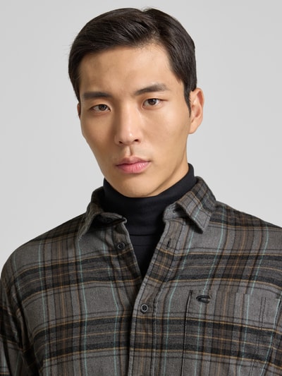 camel active Regular Fit Freizeithemd aus Flanell mit Label-Stitching Dunkelbraun 3