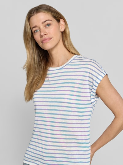 Modelka kobieca nosi Relaxed Fit T-Shirt aus Viskose-Mix od Tom Tailor Denim, damski t-shirt w białe i niebieskie paski, miękka faktura, zbliżenie na górną część ciała, damski t-shirt, Tom Tailor Denim, damski t-shirt, ujęcie z przodu