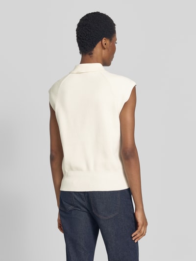 Frauenmodel trägt Relaxed Fit Weste aus Baumwoll-Mix von Tommy Hilfiger in Cremefarbe mit glatter Textur, Ganzkörperansicht Rückansicht. Damen Weste von Tommy Hilfiger.