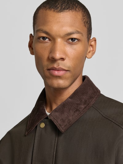 Männermodel trägt Regular Fit Blouson aus reiner Baumwolle Modell 'MONTANA' von Selected, Unifarbe, Nahaufnahme Oberkörper.