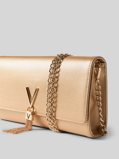 Produktfoto, goldfarbene Clutch / Abendtasche mit Logo-Detail Modell 'DIVINA' von Valentino Bags, metallische Textur, Kettenriemen, Damen Clutch