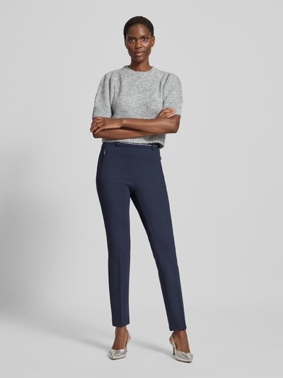 Raphaela By Brax Spodnie materiałowe o kroju slim fit z zakładkami w pasie model ‘Lillyth’ Granatowy 1