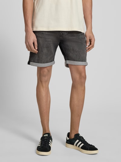 Männermodel trägt Regular Fit Jeansshorts mit Umschlag Modell 'RICK' von Jack & Jones aus Baumwoll-Mix mit Stretch-Anteil im Used-Look, Ganzkörperansicht von vorne. Bundweite bei Größe M: 42 cm, Innenbeinlänge: 19 cm.