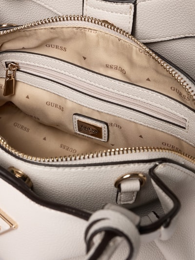 Produktfoto, cremefarbene Handtasche mit Label-Applikation Modell 'ECO MERIDIAN II' von Guess, Reißverschlussfach, Guess-Innenfutter, Textur genarbt, Hauptfach, goldfarbene Details, Tragehenkel, Schulterriemen, Maße 30x21x12 cm, Riemenlänge 122 cm