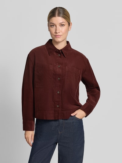 Frauenmodel trägt Regular Fit Langarmbluse aus reiner Baumwolle Modell 'Fronna' von OPUS in Dunkelrot, glatte Struktur, Nahaufnahme Oberkörper, Damen Langarmbluse von OPUS.