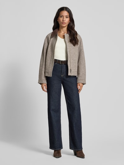 Kobiece modelka nosi Bluzka z długim rękawem z dekoltem w serek od More & More, mieszanka bawełny i modalu, krój slim fit, długość tyłu w rozmiarze 36: 60 cm, kolor jasny, gładka faktura, widok całej sylwetki z przodu