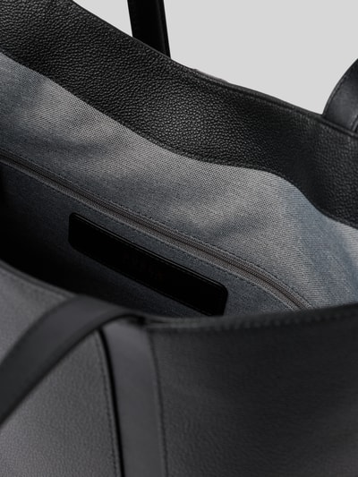 Produktfoto, Handtasche aus echtem Leder mit Logo-Detail Modell 'Goccia' von FURLA, schwarzes Leder, offenes Hauptfach, strukturierte Textur, graues Innenfutter, schmale Schulterriemen, Detailaufnahme, Maße 43x31x13 cm, Riemenlänge 51 cm