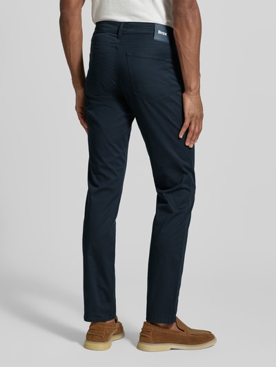 Männermodel trägt Hose mit Eingrifftaschen Modell 'Chuck' von Brax, dunkelblau, Slim Fit, Baumwoll-Mix, Detailaufnahme Rückansicht.